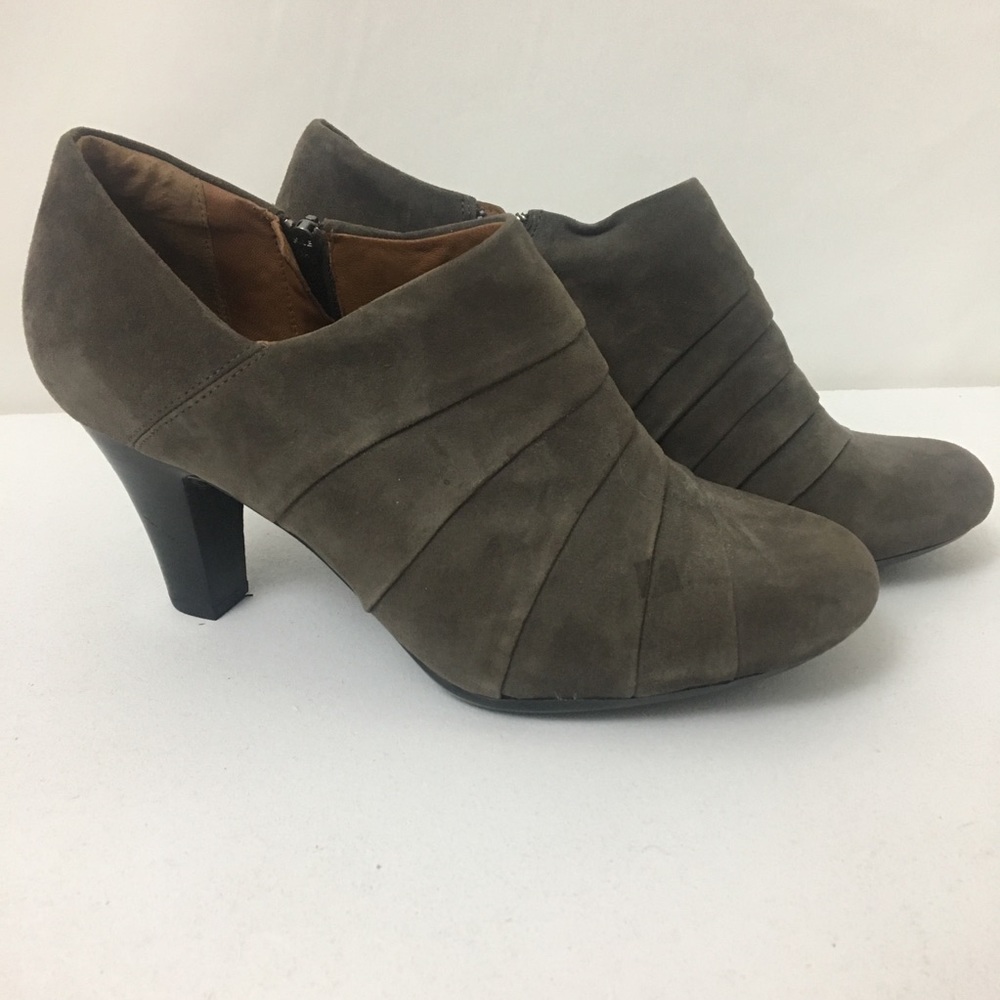 Clarks leather bootie heels greige 9.5 W